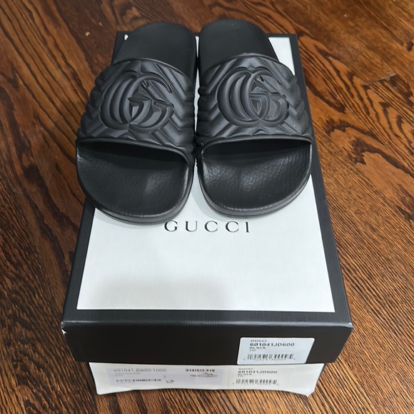 Gucci
Matelassé Slide Sandal. Worn twice. Unisex - Picture 1 of 5